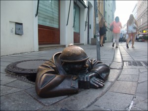 Čumil - Bronzefigur in der Altstadt von Bratislava
