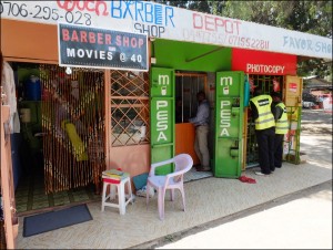 M-Pesa-"Agenten" brauchen wenig Platz. (Foto: (c) Ernst Ulz)